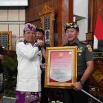 Pangdam IX/Udayana Terima Penghargaan “Kerthi Bali Sewaka Nugraha” dari Pemprov Bali
