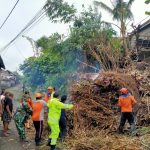 Bhabinkamtibmas Bersama BPBD Evakuasi Material Longsor di Desa Negari