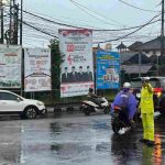 Hujan Tidak Menyurutkan Pelayanan Polsek Mengwi Kepada Masyarakat