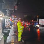 Polsek Kuta Utara Tunjukkan   Pelayanan Terbaik Bagi Pengguna Jalan Meski Cuaca Hujan