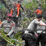Polres Klungkung Bersinergi Bersihkan Material Longsor di Bukit Abah