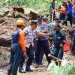 Kapolres Klungkung Tinjau Evakuasi Material Longsor di Bukit Abah