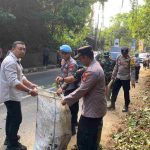 Polres Klungkung Bersinergi Bersihkan Material Longsor di Goa Jepang Banjarangkan