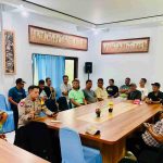 Bhabinkamtibmas Hadiri Rapat Penanganan Dampak Bencana di Desa Pesinggahan.
