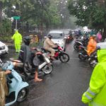 Hujan Deras, Personel Sat Lantas Polres Klungkung Tetap Siaga Atur Lalu Lintas