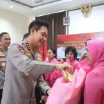 Kapolda Bali Serahkan Bantuan Sosial kepada Personel PNPP Polri Terdampak Banjir di Mako Brimob Tohpati