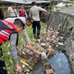 Polres Klungkung Gelar Operasi Aman Nusa II, Bersihkan Sungai Candigara di Desa Kusamba