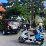 Tetap Semangat, Personel Polsek Abiansemal Atur Lalu Lintas Sore Di Simpang Padat Kendaraan