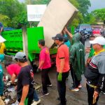 Polsek Denpasar Utara Bersama Dinas Terkait Gelar Pembersihan Pasca Banjir di Pura Taman Biji