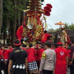 Kapolsek Nusa Penida Pimpin Langsung Pengamanan Upacara Ngaben Masal di Desa Adat Lembongan