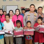 Kapolresta Denpasar Salurkan Bantuan Untuk Siswa Terdampak Banjir di SDN 4 Dauh Puri