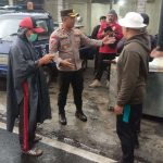 Antisipasi DBD Pasca Banjir, Kapolsek Dentim dan Perbekel Kesiman Kertalangu Pantau Kegiatan Fogging