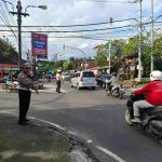 Polsek Abiansemal Pastikan Kelancaran Arus Kendaraan Dengan Pengaturan Lalin Sore