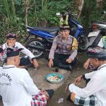 Bhabinkamtibmas Tohpati Bersinergi dengan Pecalang Amankan Piodalan di Pura Dalem