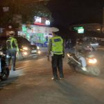 Antisipasi Peningkatan Volume Kendaraan Unit Lalulintas Polsek Mengwi Laksanakan Pengaturan di Simpang Beringkit