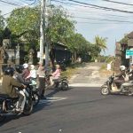 Pengaturan Lalin Sore, Personel Polsek Abiansemal Antisipasi Kepadatan Kendaraan