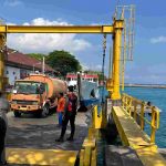 Polisi Hadir Dekat Warga, Personel Polsubsektor Sampalan Jaga Keamanan Pelabuhan Dengan Patroli Humanis.