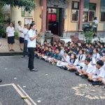 Dekatkan Polisi dengan Dunia Pendidikan, Kapolsek Dawan Kunjungi SD Negeri 1 Paksebali