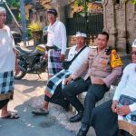 Sinergi Bhabinkamtibmas, Babinsa, Pecalang dan Linmas Amankan Piodalan Pura Sawan Agung di Desa Sumerta Kelod