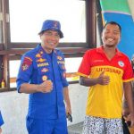 Satpolair Polresta Denpasar Pasang Bendera Peringatan di Pantai Rawan Laka Laut