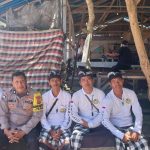 Bhabinkamtibmas Desa Akah Laksanakan Pengawalan Upacara Adat Nyegara Gunung,