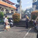 Polsek Jajaran Polres Klungkung Amankan Persembahyangan Rahina Saraswati di Sejumlah Pura