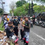 Bhabinkamtibmas Jungutbatu dan Pecalang Amankan Persembahyangan Semeton Pasek di Pura Tri Kayangan