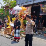 Sinergitas Bhabinkamtibmas, Babinsa, dan Pecalang Amankan Upacara Ngaben di Desa Nyanglan.