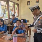 Sat Lantas Polres Klungkung Edukasi Pelajar SMAN 1 Nusa Penida Soal Tertib Berlalu Lintas.