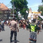 Bhabinkamtibmas Bersama Babinsa Amankan Upacara Ngaben Warga di Banjar Yangbatu Kauh