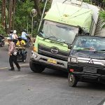 Truk Tronton Gagal Nanjak Di Tanjakan Pura Tegeh Sari, Arus Lalu Lintas Diatur Buka Tutup