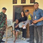 Bersama Aparat Desa Bhabinkamtibmas Tohpati Serahkan Bantuan Ke Penyandang Disabilitas.