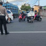 Peduli Keselamatan Pengguna Jalan, Polsek Abiansemal Rutin Laksanakan Pengaturan Lalin Sore