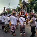 Bhabinkamtibmas Batununggul Amankan Kegiatan Upacara Mekiis di Dua Pura Desa Adat