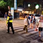 Berikan Pelayanan Terbaik Anggota Lalu Lintas Polsek Kuta Utara Sebrangkan Pejakan Kaki