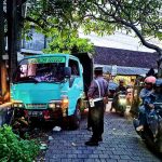 Truk Mogok  Di Jalan Kesambi Personel Unit Lantas Polsek Kuta Utara Lakukan Pengaturan