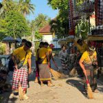 Polsek Nusa Penida Bersinergi dengan Koramil 1610-04 Laksanakan Ngayah Mereresik di Pura Penataran Dalem Ped.