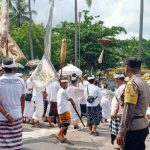 Polsek Nusa Penida Bersinergi Amankan Upacara Adat Pemelastian di Pantai Bodong.