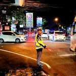 Personil Polsek Mengwi Laksanakan Strong Point di Simpang Beringkit, Ciptakan Kelancaran Arus Lalu Lintas