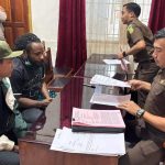 Satgas Ops Damai Cartenz Laksanakan Tahap II (Penyerahan Tersangka & Barang Bukti) Yatien Enumbi di Kejaksaan Nabire.