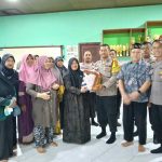 Bhabinkamtibmas Polsek Dentim Sambang dan Serahkan Sarana Kontak ke Warga Muslim di Jalan Pakisaji