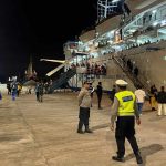 Personil Polsek Benoa  Berikan Layanan Kedatangan Kapal Penumpang KM. Leuser di Dermaga Timur Pelabuhan Benoa