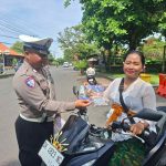 Polantas Menyapa, Ajak Pengendara Tertib di Goa Lawah.
