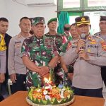 Polsek Dentim Bawa Tumpeng Ulang Tahun untuk Koramil 1611-01 Dentim di Momen HUT TNI ke-80