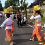 Sinergi Dengan Pecalang, Personel Polsek Abiansemal Amankan Jalannya Prosesi Keagamaan Umat Hindu