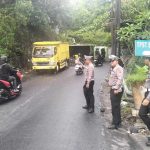 Unit Lantas Polsek Kuta Selatan Atensi Truk Bermuatan Batu Kali Terguling di Tanjakan Goa Gong Jimbaran.