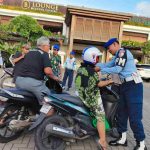 Sinergitas TNI–Polri, POM AU dan Polsek Kuta Bagikan Helm Gratis di Hari Jadi ke-79 Polisi Militer AU