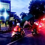 Truk Tergelincir Masuk Parit di Pulau Moyo yang mengakibatkan lalu lintas tersendat, berhasil di evakuasi