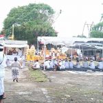 Bhabinkamtibmas Kesiman Petilan Atensi Upacara Tawur Balik Sumpah Agung Lebur Sangsa di Padanggalak