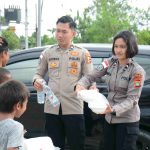 Satgas Ops Damai Cartenz Tanamkan Nilai Kepedulian Lewat Aksi Berbagi di Jalanan Timika